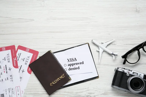 Επίπεδη Σύνθεση Διαβατήριο Παιχνίδι Αεροπλάνο Και Εισιτήρια Λευκό Ξύλινο Φόντο — Φωτογραφία Αρχείου