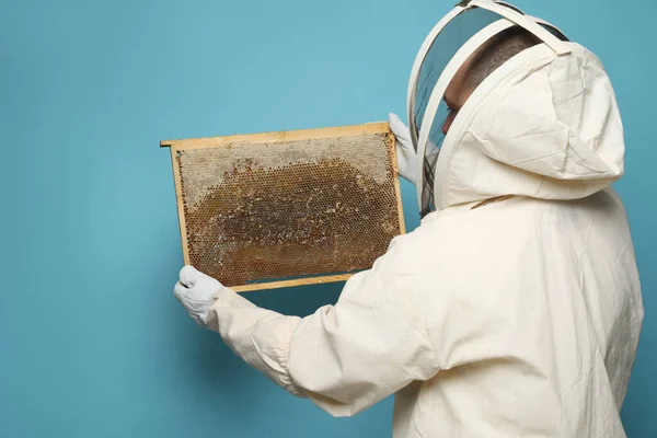 Beekeeper Uniform Holding Hive Frame Honeycomb Light Blue Background Back — стоковое фото