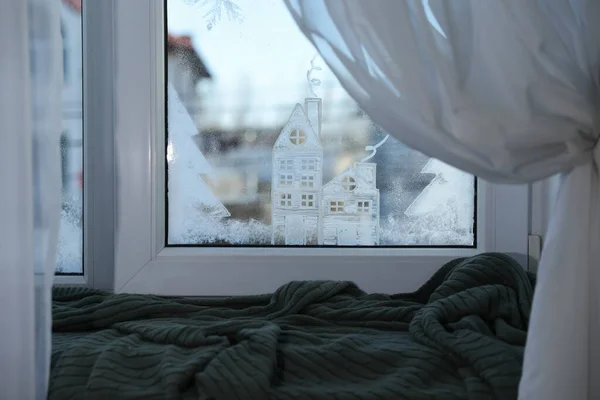 漂亮的图画是由家里窗户上的人造雪制成的 圣诞装饰 — 图库照片