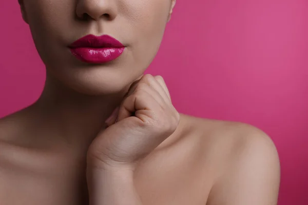 Closeup Άποψη Της Γυναίκας Όμορφα Γεμάτα Χείλη Ροζ Φόντο — Φωτογραφία Αρχείου
