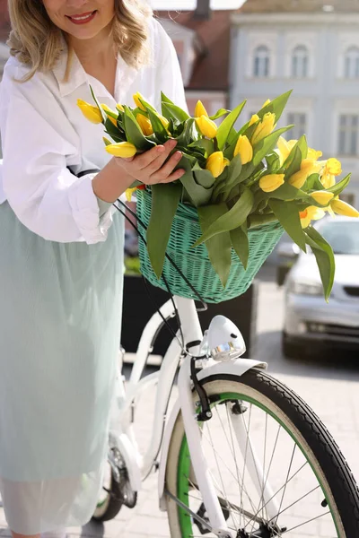 Frau Mit Strauß Gelber Tulpen Und Fahrrad Auf Der Stadtstraße — Stockfoto