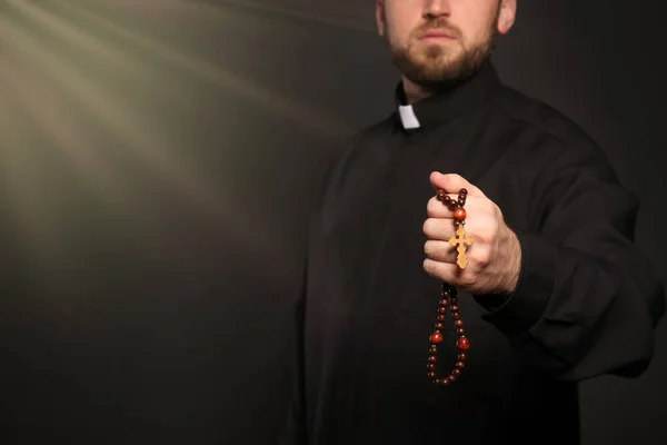 Kutsal Işık Siyah Arka Planda Boncukları Olan Rahip Yakın Plan — Stok fotoğraf