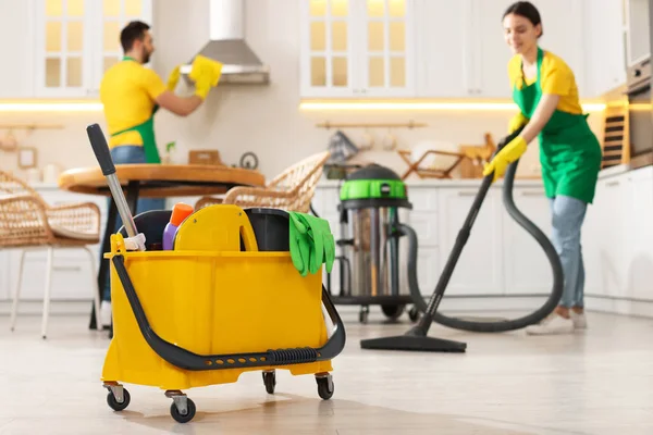 Janitors Profissionais Que Trabalham Cozinha Foco Balde Com Equipamento — Fotografia de Stock