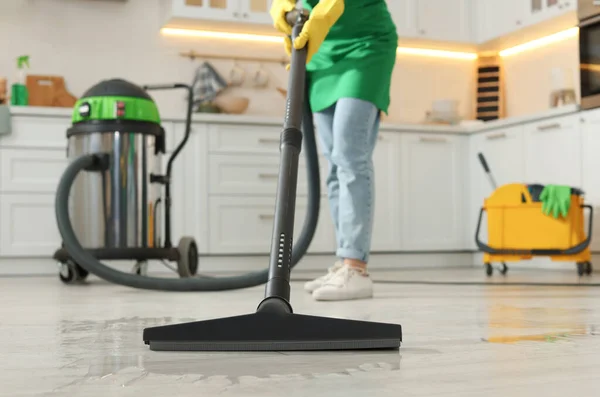 Professional Janitor Vacuuming Floor Kitchen Closeup — Foto de Stock