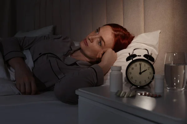 家のベッドで不眠症に苦しむ女性 — ストック写真