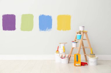 Dekoratörün alet edevat takımı ve duvar kenarındaki boyalar.