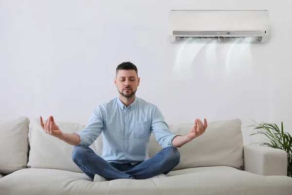 Hombre Descansando Bajo Aire Acondicionado Pared Blanca Casa — Foto de Stock