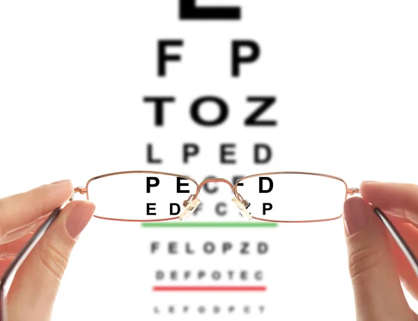 Mulher Segurando Óculos Close Ver Através Lentes Gráfico Olho Fundo — Fotografia de Stock