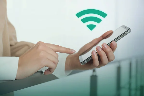 屋内のWifiに接続されているスマートフォンを使用して女性 クローズアップ — ストック写真