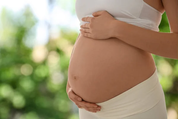 Jonge Zwangere Vrouw Raakt Haar Buik Buiten Aan Close Ruimte — Stockfoto