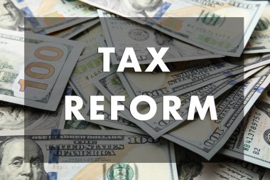 Vergi reformu konsepti. Arkaplan olarak birçok dolar banknot