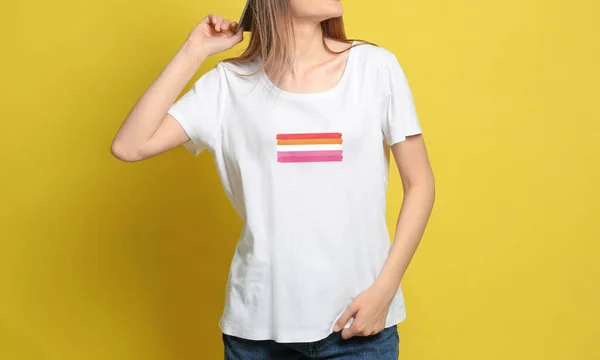 Ung Kvinna Bär Vit Shirt Med Lesbisk Flagga Gul Bakgrund — Stockfoto