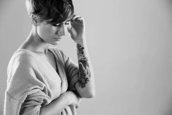 Giovane Donna Con Tatuaggio Sfondo Chiaro Spazio Testo Fotografia Bianco — Foto Stock