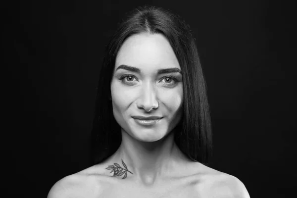Giovane Donna Con Tatuaggio Sfondo Scuro Fotografia Bianco Nero — Foto Stock