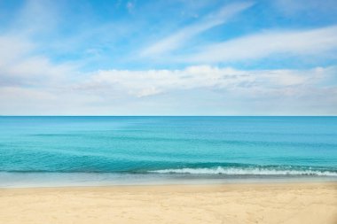 Güneşli bir günde güzel deniz kıyısı ve mavi gökyüzü manzarası