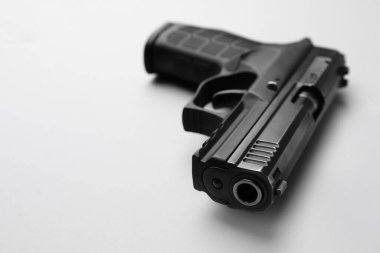 Arka planda yarı otomatik tabanca, yakın plan. Metin için boşluk