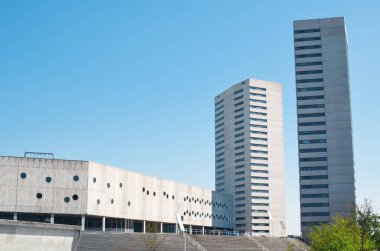 Güneşli bir günde güzel modern binalarla dolu şehir manzarası