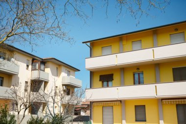 Güneşli bir günde mavi gökyüzüne karşı güzel evler