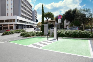 Şehir caddesinde elektrikli araç şarj istasyonu.