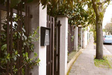 Siyah metal posta kutusu bahar günü girişe yakın.