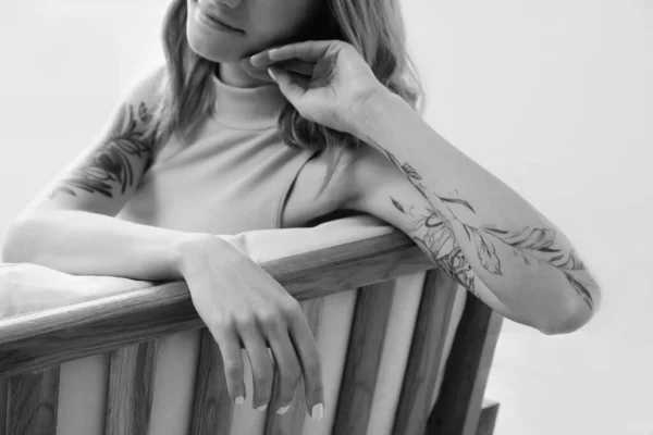 Bella Donna Con Tatuaggi Sulle Braccia Che Riposano Chiuso Primo — Foto Stock