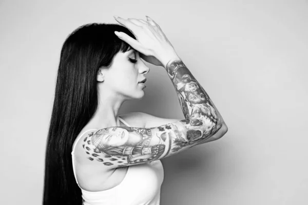 光の背景にタトゥーのある美しい女性 白黒写真 — ストック写真