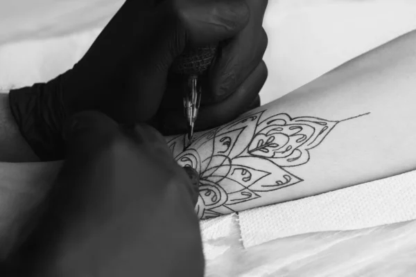 Artista Profesional Haciendo Tatuaje Mano Mesa Primer Plano Fotografía Blanco — Foto de Stock