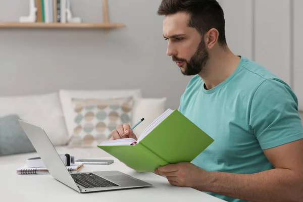 Онлайн Тест Чоловік Навчається Ноутбуком Вдома — стокове фото