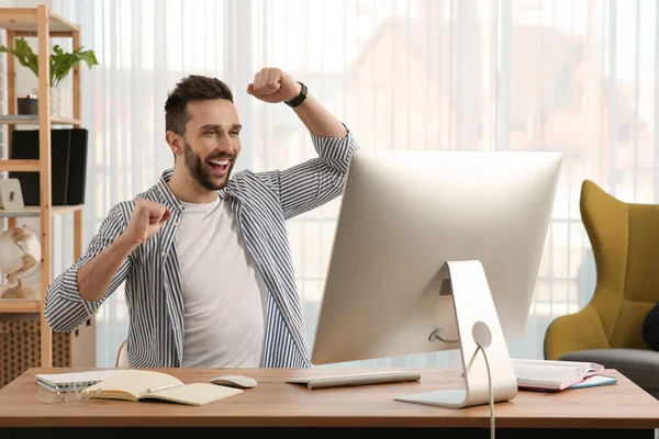 Çevrimiçi Test Evde Bilgisayarla Çalışan Mutlu Bir Adam — Stok fotoğraf