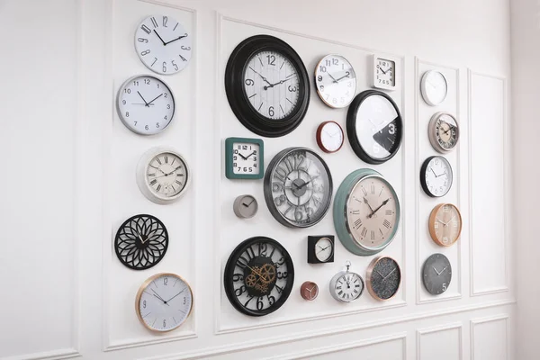 Collection Different Clocks Hanging White Wall — Stock Photo, Image