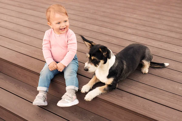 Liebenswertes Baby Und Pelziger Kleiner Hund Auf Holzveranda — Stockfoto
