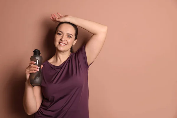Щаслива Жінка Надмірною Вагою Пляшкою Води Блідо Рожевому Фоні Простір — стокове фото