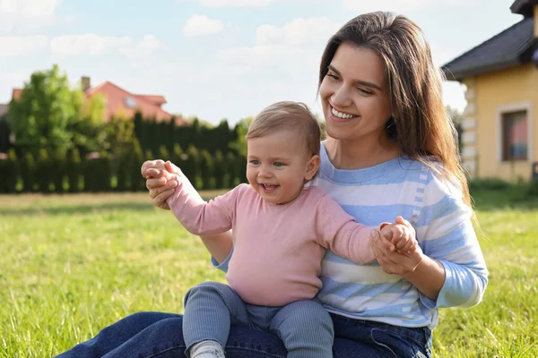 Mère Heureuse Avec Son Bébé Mignon Cour Arrière Jour Ensoleillé — Photo