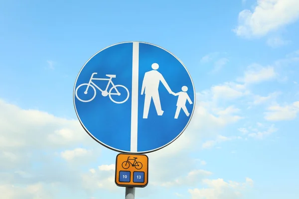 Forgalmi Jelzés Kötelező Útvonal Gyalogosok Kerékpárok Számára Kék Ellen — Stock Fotó