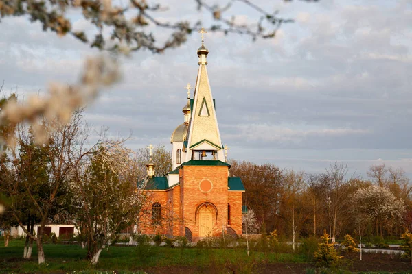Прекрасний Вид Сільську Церкву Зелений Газон Весняний День — стокове фото