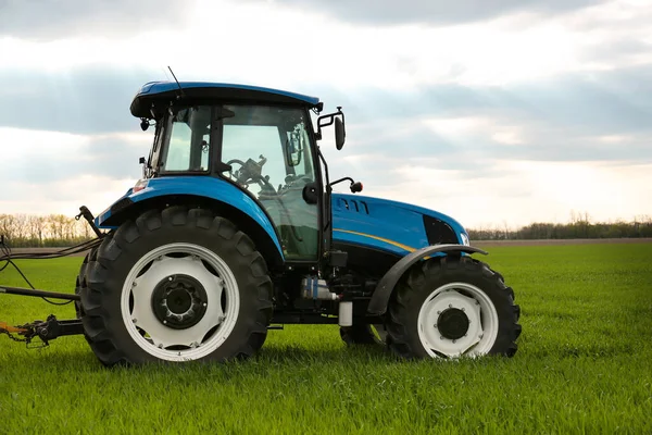 Modern Tractor Field Spring Day Agricultural Industry — 图库照片