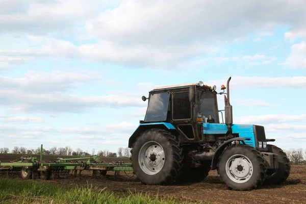 Traktor Med Plantagefelt Solskinsdag Landbrugsindustri - Stock-foto