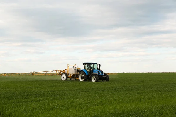 Tractor Spraying Pesticide Field Spring Day Agricultural Industry — Stockfoto