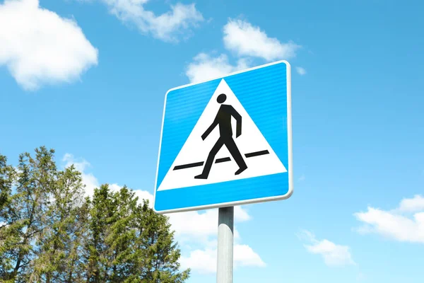 Sinal Trânsito Pedestre Cruzamento Contra Céu Azul Visão Baixo Ângulo — Fotografia de Stock