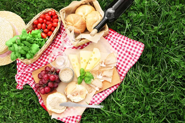 Picnic Blanket Wine Food Green Grass Top View — Stockfoto