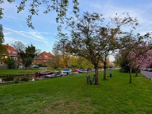 緑の芝生の近くに異なるボートと運河の美しい景色 — ストック写真