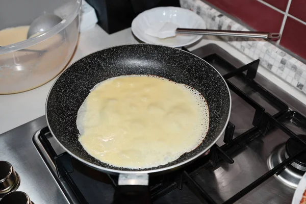 Köstliche Crêpes Auf Pfanne Der Küche Braten — Stockfoto