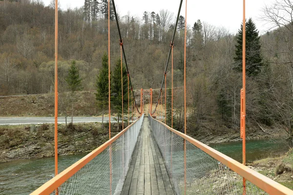 Διασχίζοντας Τον Ποταμό Στα Βουνά Θέα Από Γέφυρα — Φωτογραφία Αρχείου