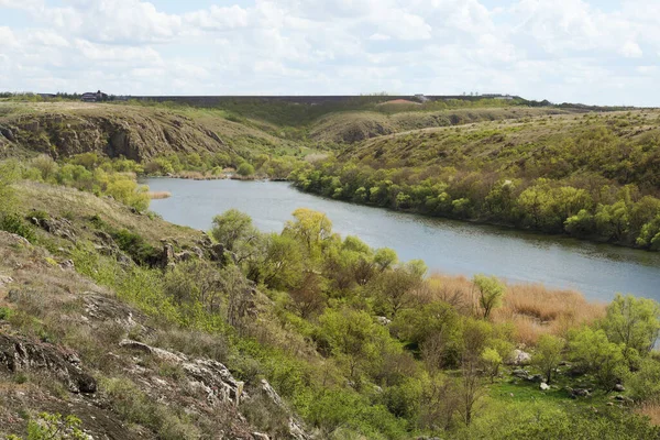 Güzel nehrin ve yeşil tepelerin manzarası.