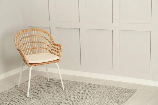 Odadaki ışıklı duvarın yanındaki hasır koltuğu çok şık. Metin için boşluk