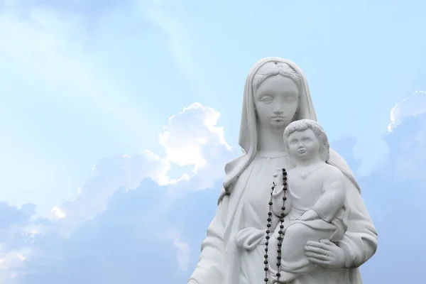 Beautiful Statue Virgin Mary Baby Jesus Rosary Beads Outdoors Space — Zdjęcie stockowe