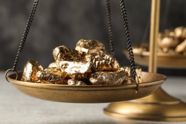 Gri arkaplan ve yakın plan karşısında altın külçeli klasik pullar