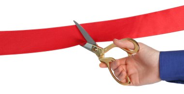 Beyaz arkaplanda kırmızı kurdele kesen adam, yakın plan.