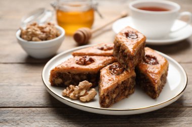 Ahşap masada sunulan cevizli lezzetli bal baklavası, yakın plan.
