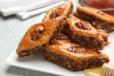 Açık gri mermer masada cevizli enfes baklava, yakın plan.